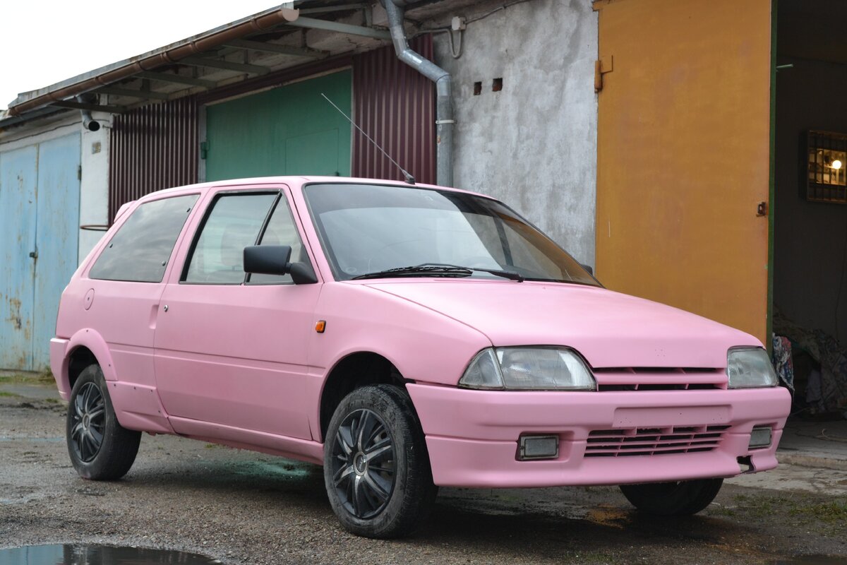 Открыл гараж. Завёл учебный матовый розовый автомобиль дочери. Выгнал на улицу. 